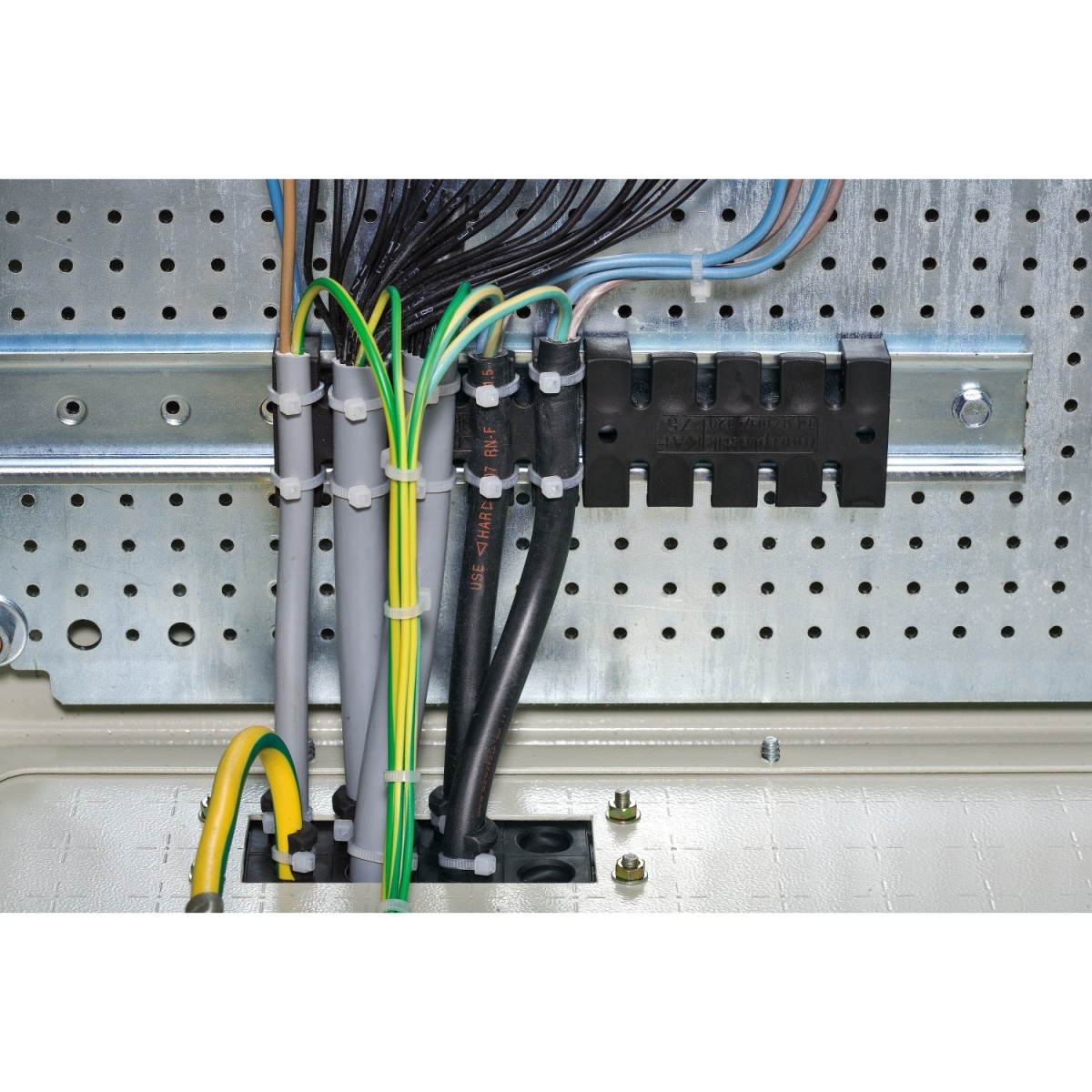 Set of 10 cable supports made of plastic, length 140mm.