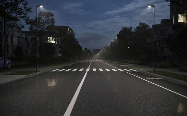 Rua urbana sem movimento com iluminação pública reduzida para otimização do consumo energético