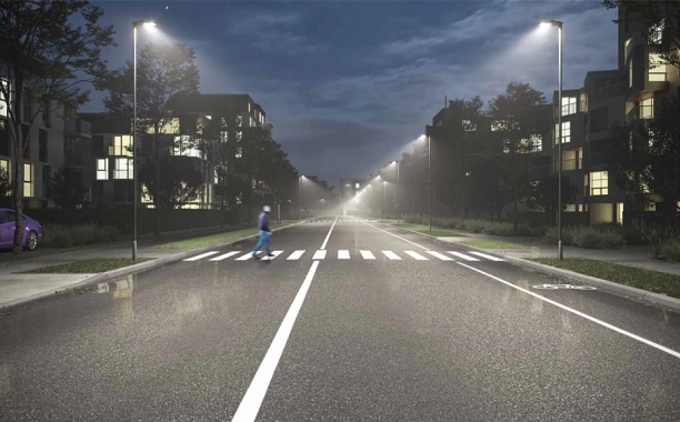 Iluminação pública inteligente ativada pela presença de uma pessoa numa rua urbana durante a noite