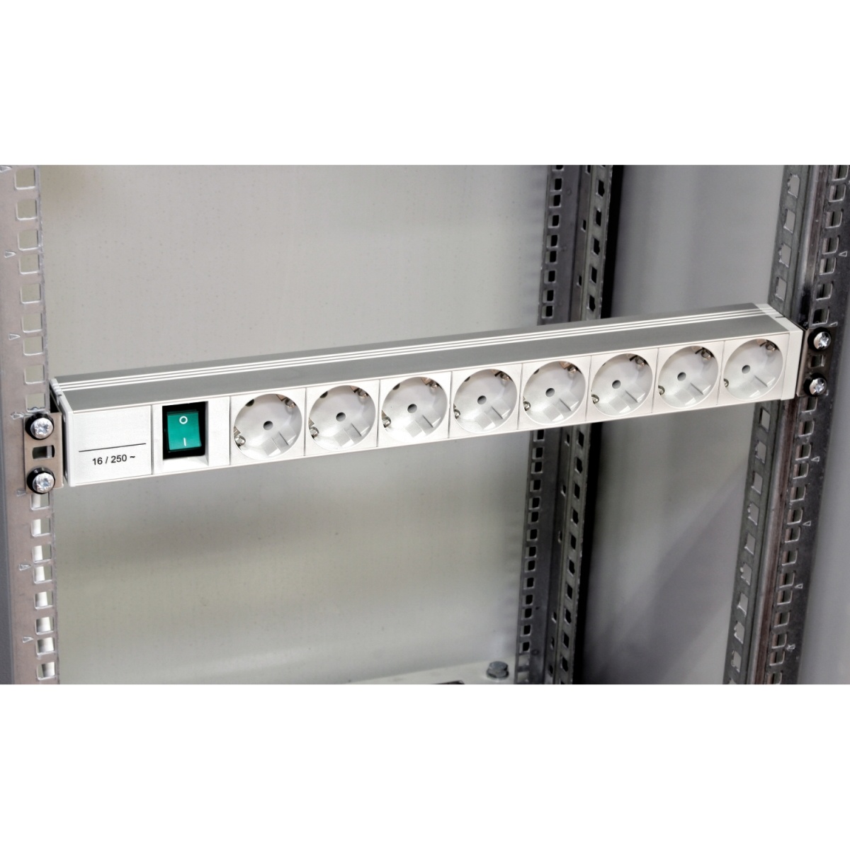 Actassi - 1U power distribution rail - 8 socketsswitch 19P VDE