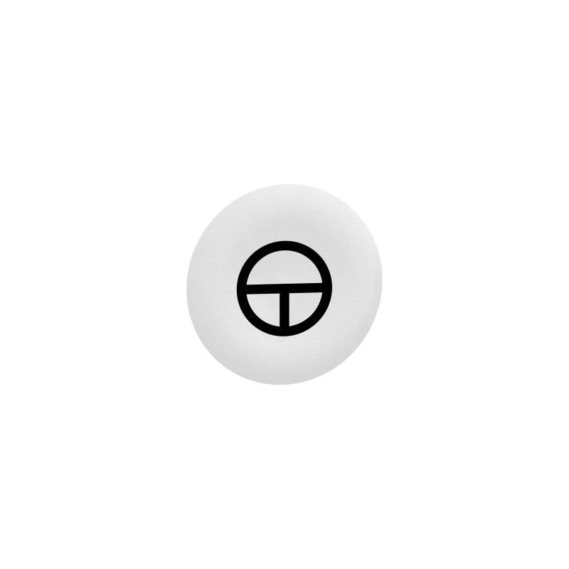 Branco top com marcação para  botão  flush